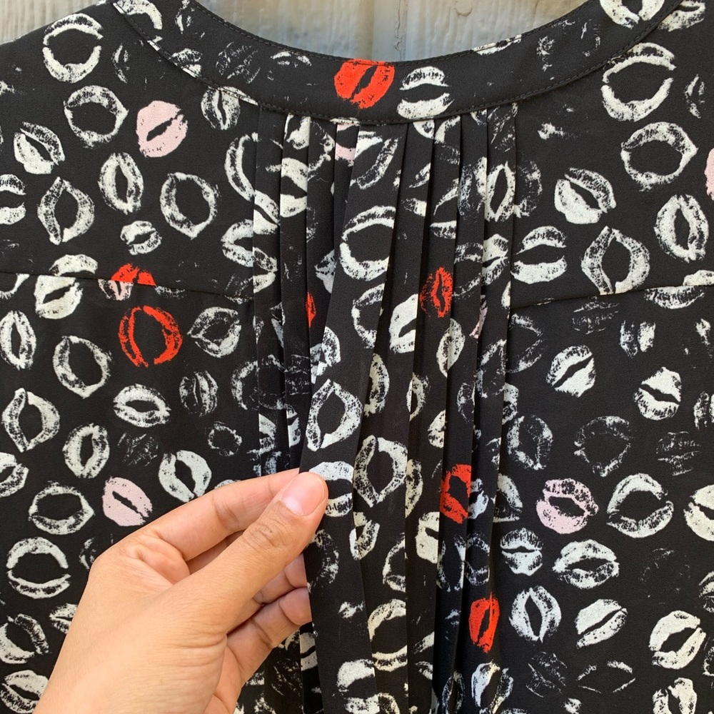 NYDJ lip print button silky long sleeve blouse top - Picture 6 of 13